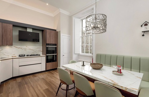 Old Town Apartment | Dramatic view of Edinburgh Castle, Luxury 5 star in the City Centre, Princes Street Gardens