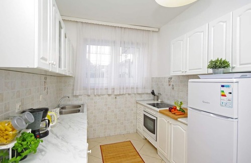 Gradac Apartment | DREAM LOCATION! Only 20 m to the beach. Apartment with air conditioning, WLAN, garden, parking lot