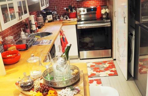 Whitby Apartment | 💫 DreamCatcher Modern Romantic Suite w/Fireplace Pool Table near Thermea Spa