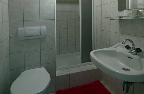 Flattach Bed & Breakfast | Dreibettzimmer, Dusche, WC, Balkon - Gasthof-pension Innerfraganter Wirt