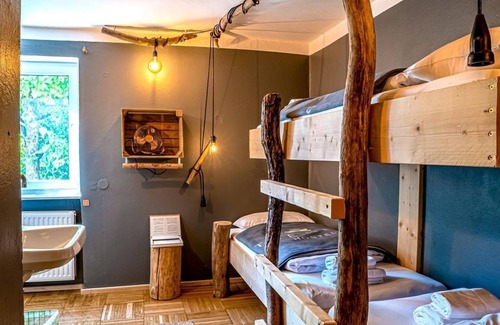 Elisabeth-Vorstadt House | Dreibettzimmer, Dusche - The Keep Eco Residence