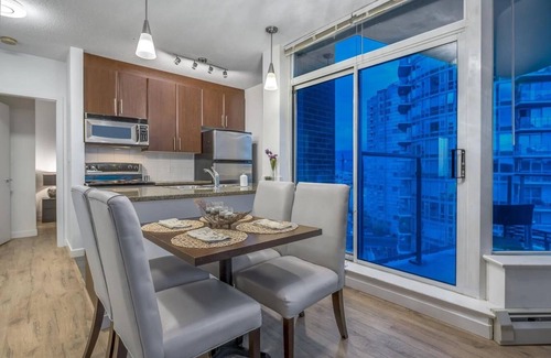 Crosstown Condo | DT 2BR + 2BA w/Parking and View