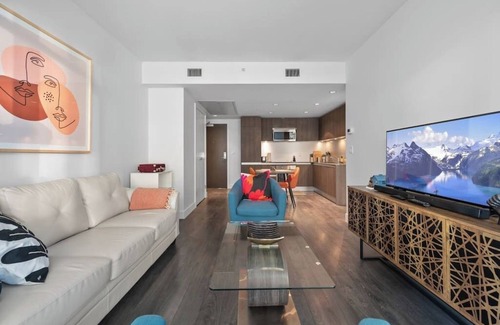 Victoria Park Apartment | DT Views | AC | UG Parking | Walk to Saddledome