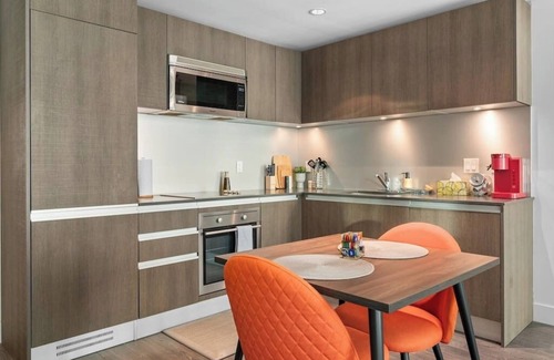 Victoria Park Apartment | DT Views | AC | UG Parking | Walk to Saddledome