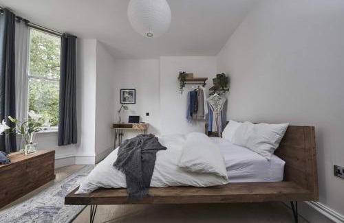 Dudley Apartment | Dudley-spacious Exec 2 Bed - Long Stay - Parking!