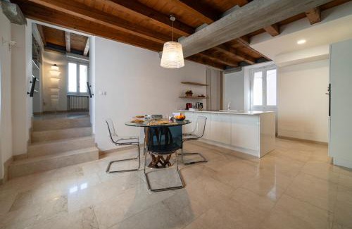 Iseo Apartment | Duomo Apartment