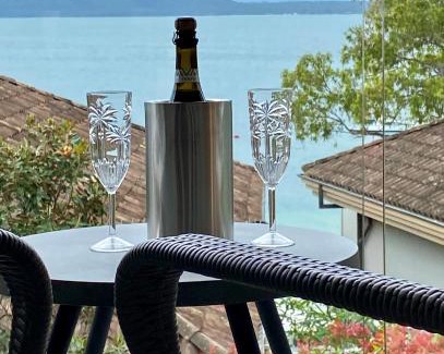 Nelson Bay Hotel | Dutchies Motel Nelson Bay & Dutchmans Beach Apartments