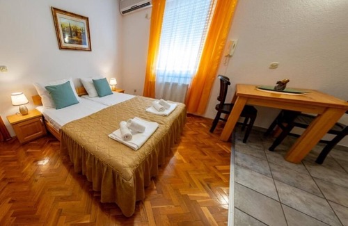 Mostar Apartment | Dvokrevetna soba s bračnim krevetom i pogledom na vrt