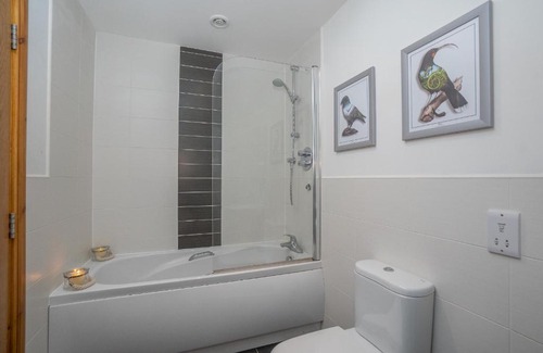Aberdeen House | Dwellcome Home Ltd 5 Double Bedroom 3 Bathroom House Free Driveway Parking, 637 Mbps WIFI, Ideal for Long Term Contractor, etc Stays, Regular Housekeeping Option - See Our Site for Assurance