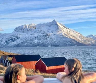 Dyroy Municipality Villa | Dyrøy Holiday - Lodge with Jacuzzi