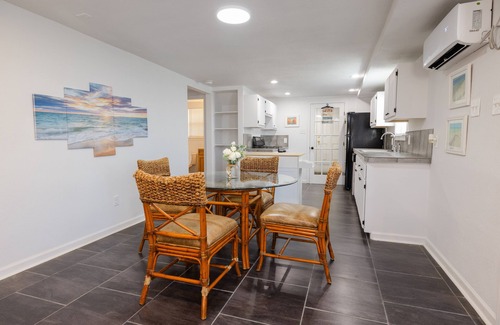 Galveston House | E.C. Corner - A Charming 2 BR 1st floor unit w/AC and WiFi in lovely Galveston