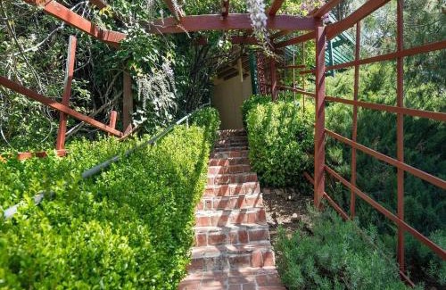 Julian Hotel | Eaglenest Inn with Pool & SPA