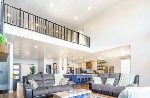 Harbor Village House | Early Check-in! Views! Pool Table & Hot Tub, 12pm Check In - 2pm Check Out