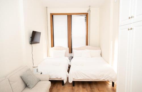 Ukrainian Village Apartment | East2 Village Center Apartment w Full Amenities Great New York Location