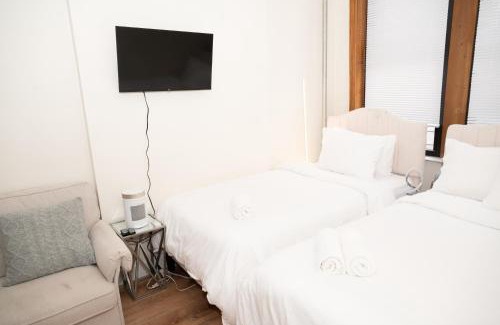 Ukrainian Village Apartment | East2 Village Center Apartment w Full Amenities Great New York Location