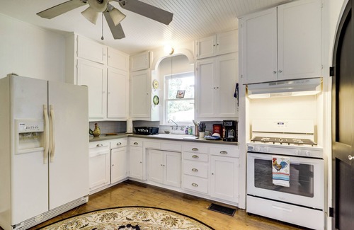 Brenham House | Easy Dtwn Access: Restored 1930s Brenham Retreat