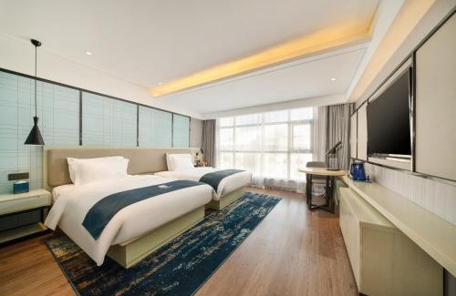 Longxu District Hotel | Echarm Hotel Wuzhou Canghai Lake High Speed Railway Station