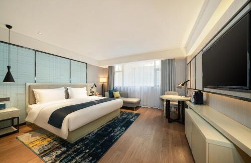 Longxu District Hotel | Echarm Hotel Wuzhou Canghai Lake High Speed Railway Station