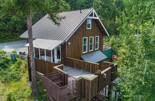 Coeur d'Alene House | Echo Bay Lodge – A Unique Lakeside Retreat, Perfect for Families!