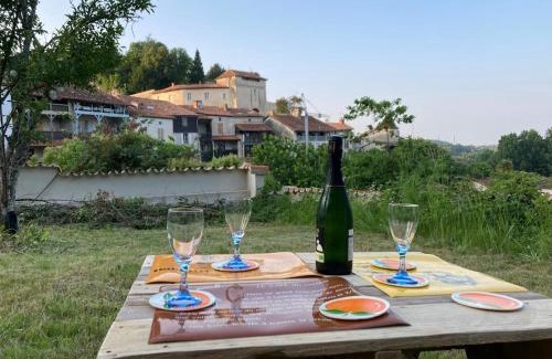 Aubeterre-sur-Dronne Apartment | Echoppe Ancienne Boutique de cordonnier avec jardin privé