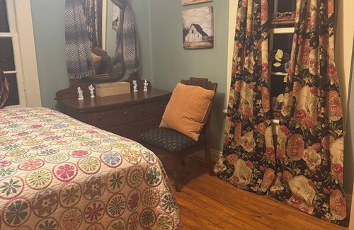 Vale Other | Eclectic Edition 2 bedroom Historic Farmhouse circa 1885 nNo Ghosts Serene Vale