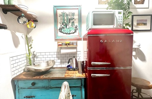 McKinney House | Eclectic Studio Loft Apt. w/Hot Tub - walk to downtown, family & pet friendly!