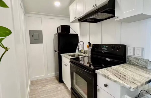 Bearss Plaza Cottage | Eco-Friendly Charming Tampa Cottage - Full Kitchen, Parking, Wifi
