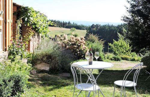 Champagnac-le-Vieux House | Eco-gîte panoramique face aux volcans avec ateliers couture bohème en option