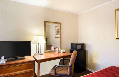 Northborough Hotel | Econo Lodge Inn & Suites