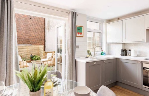 Poole House | Edward Cottage - Moments from Poole Quay