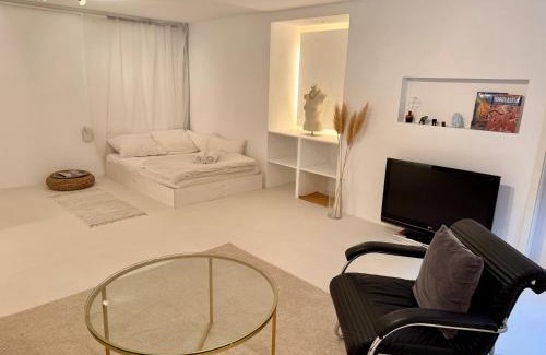 Hasenbergl-Lerchenau Ost Apartment | Eigene Souterrain Keller Wohnung nähe Olympiapark