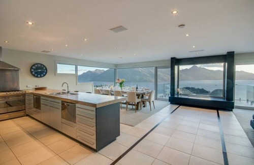 Queenstown House | Ekara House, high on Queenstown Hill, 5 Bedrooms with ensuites.