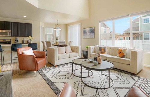 Longmont House | Elegance on Linda Pl