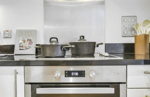 Highbury West Apartment | Elegant 2-Bedroom Apartment with Balcony
