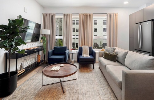 Everett Apartment | Elegant 2BR - 2BA Oasis with Pool & Gym