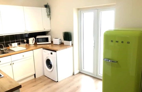 Falconwood and Welling Apartment | Elegant 2BR 5G Wi-Fi Netflix Parking Garden 4 Beds