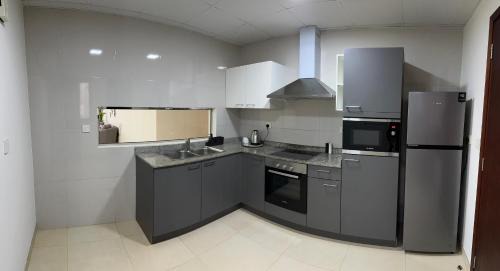Qurm Apartment | Elegant 3-Bed room Sea-View