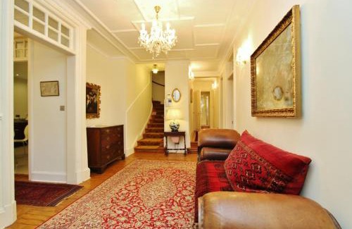 Old Town Apartment | Elegant 3-Bedroom Ramsay Garden Apartment in Edinburgh City Centre