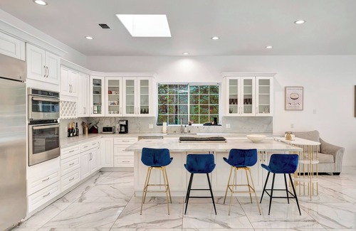 Tarzana House | Elegant 4BR Home w/Waterfall Pool, Spa & Fire Pit