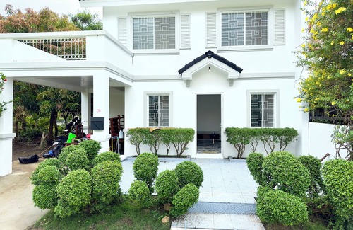 Oton Villa | Elegant 4Br House near Clubhouse - Pool