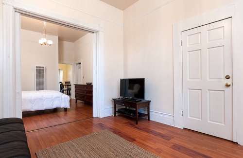 Ralph Bunche Apartment | ELEGANT APARTMENT IN VICTORIAN