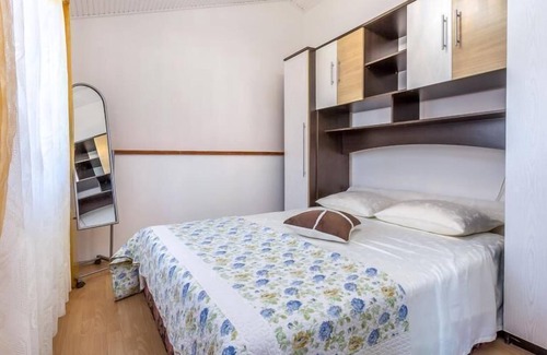 Gregovica Apartment | Elegant apartment with WiFi, air conditioning, parking and barbecue