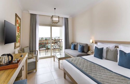 Al Mamsha El Seyahi Hotel | Elegant Balcony Room for Beach & Aqua Park Family Memories - with Swimming Pool