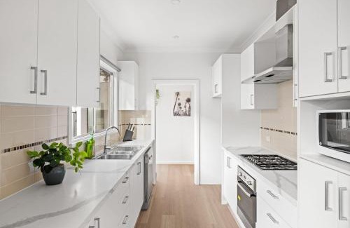 Botany House | Elegant Double Room at Botany - Mins to Airport - Shared Bathroom