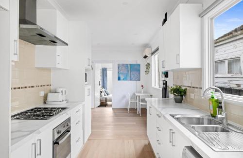 Botany House | Elegant Double Room at Botany - Mins to Airport - Shared Bathroom