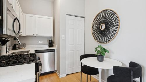 Tri-Taylor Apartment | Elegant Escape Minutes from Downtown & UIC
