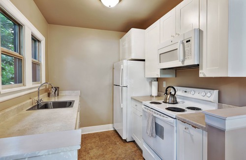 Broadway Apartment | Elegant, large 1BR in Capitol Hill/central to everything