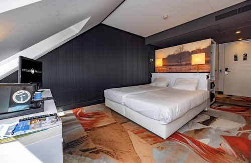 Uden Hotel | Elegant Room With Garden Views Parking Close to Local Attractions