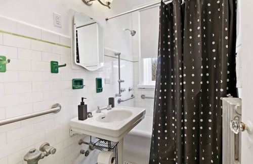 South Evanston Apartment | Elegant Studio: An Ideal Stay in Evanston