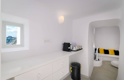 Fira Villa | Elegant two-bedroom duplex with hot tub, Caldera view and swimming pool